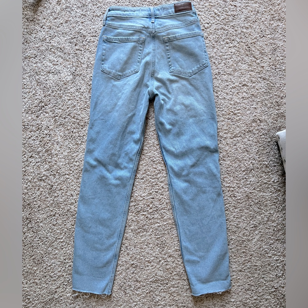 Hollister Ultra High Rise Mom Jean (Size 00)
